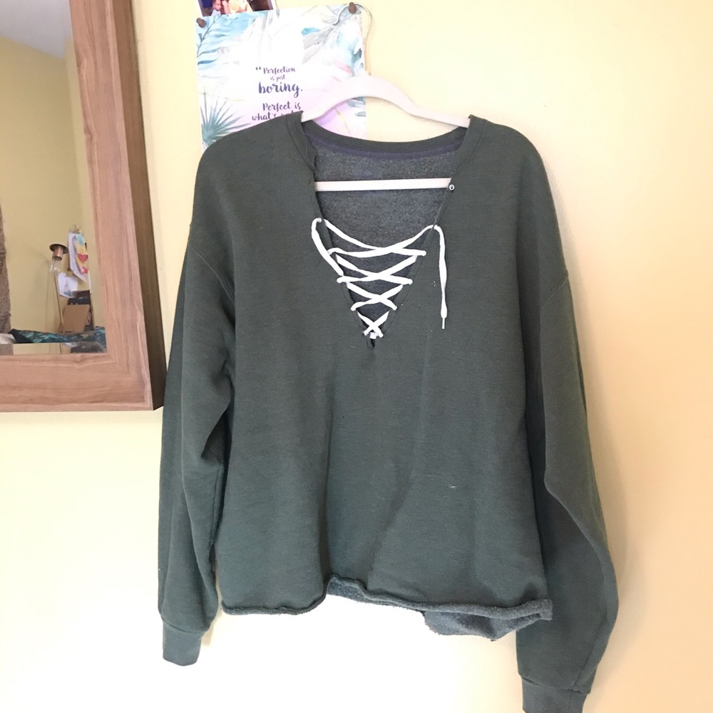 5/$20 or 2/$10🌞 Oversized lace up sweatshirt